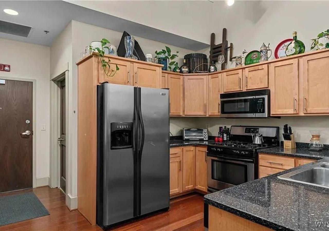 Beautiful Three Bedroom In Heart Of Apartment